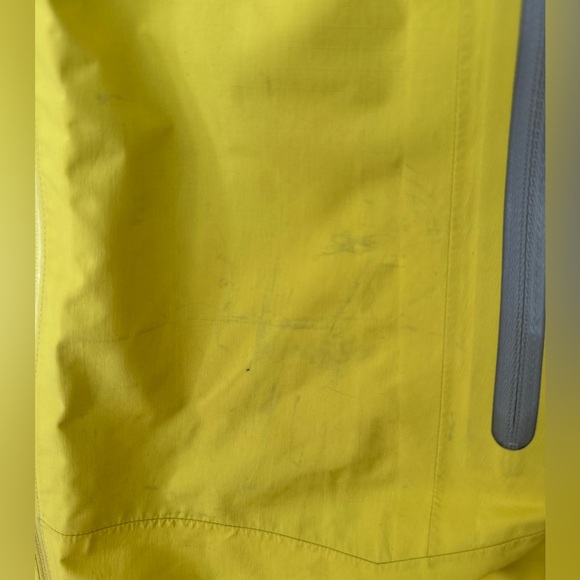 Arc’teryx Women’s size Medium waterproof jacket with hood - Picture 7 of 8
